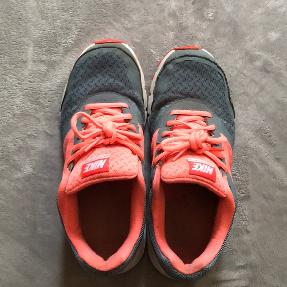 Nike Air Relentless 4 Salmon and Gray Sneakers - Picture 4 of 6